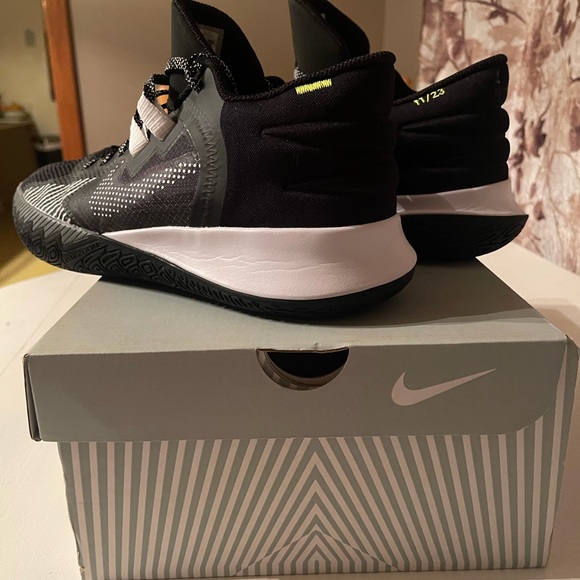 Kyrie - Picture 4 of 8